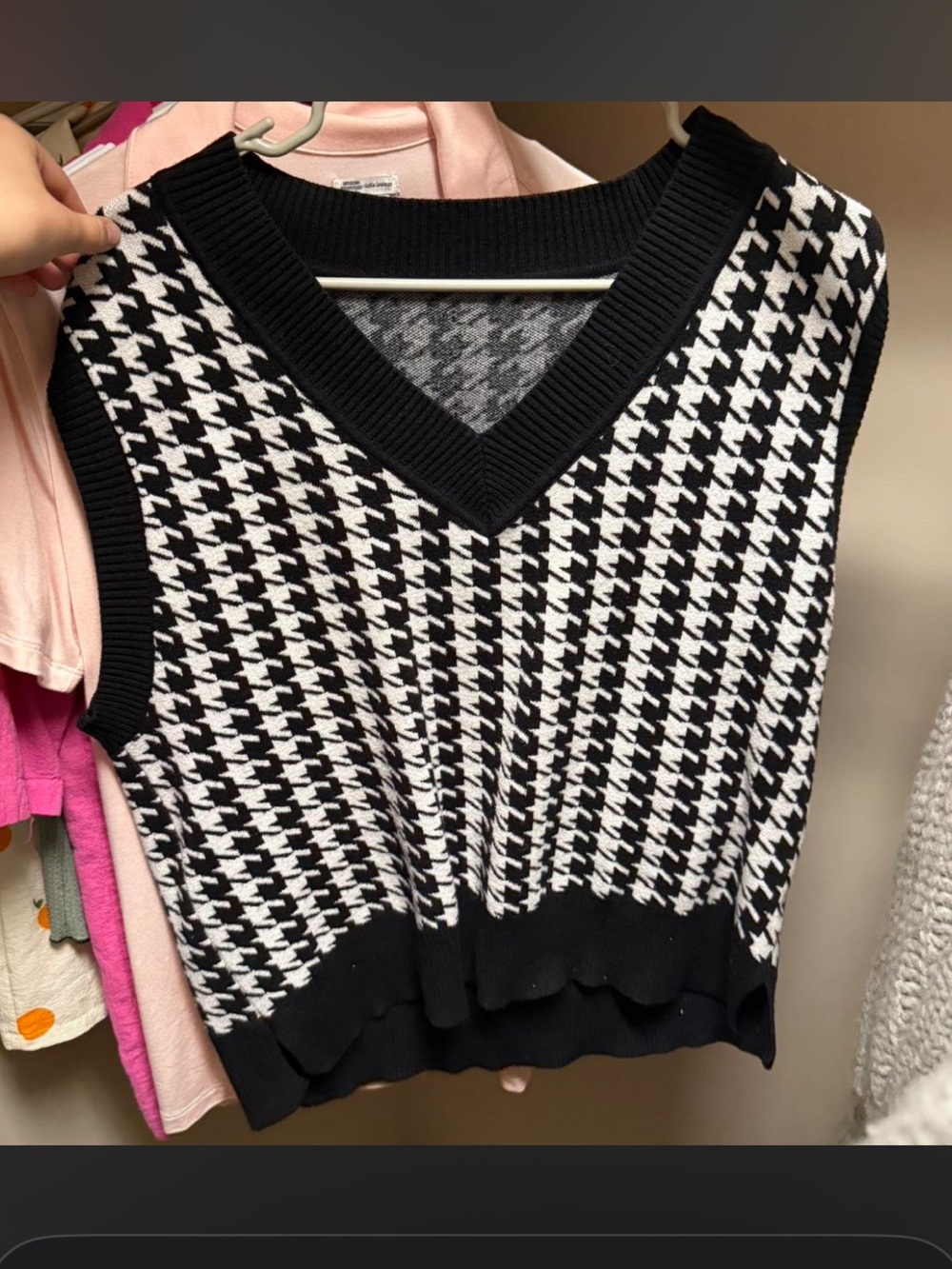 Black & White Houndstooth V-Neck Knit Vest